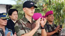 Artis Korea Selatan Hyun Bin ikut dalam demo militer di Brigif II Marinir, Cilandak, Jakarta Selatan, Kamis (6/10).