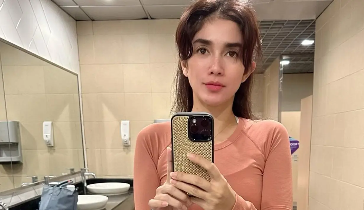Langsingnya Ussy bukan datang begitu saja. Seleb berusia 41 tahun ini menjaga pola makan dan tentunya berolahraga. Tak heran, segala usahanya untuk diet berhasil membuat Ussy memiliki tubuh yang langsing. (Liputan6.com/IG/ussypratama)