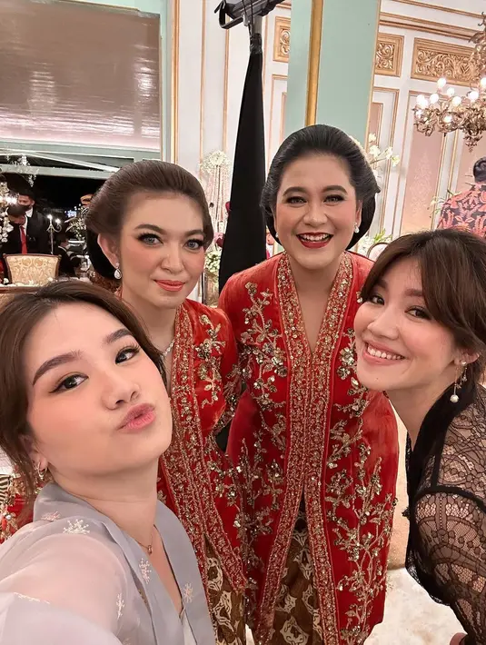 Agatha Suci tampil edgy dengan makeup yang effortless. Mengenakan kebaya hitam dan celana tenun, Agatha Suci memulas wajahnya dengan lipstik berwarna peach dan eyeliner [instagram/agatha_suci]