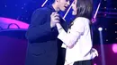 Aksi Aliando Syarief dan Prilly Latuconsina di atas panggung (Galih W Satria/Bintang.com)