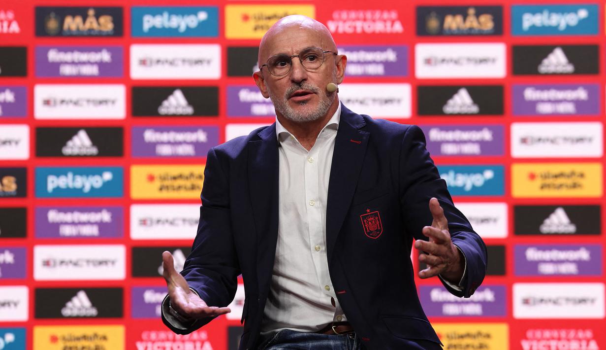 Luis de la Fuente begitu optimis dengan penunjukan dirinya sebagai pelatih kepala Timnas Senior Spanyol. Kini ia lebih bebas untuk memilih pemain dalam skuadnya tanpa dibatasi oleh batasan umur seperti saat ia menangani Timnas Spanyol di level yunior. (AFP/Thomas Coex)