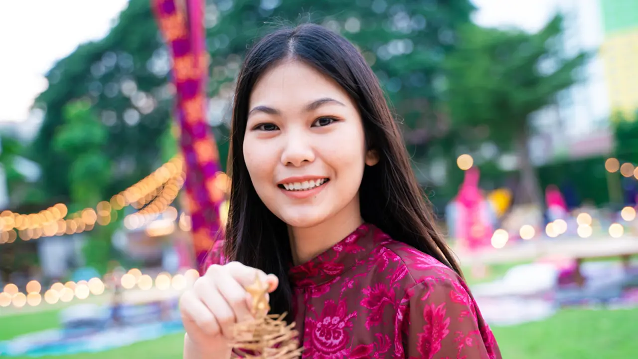 perempuan bahagia manis dewasa santai baik kalem