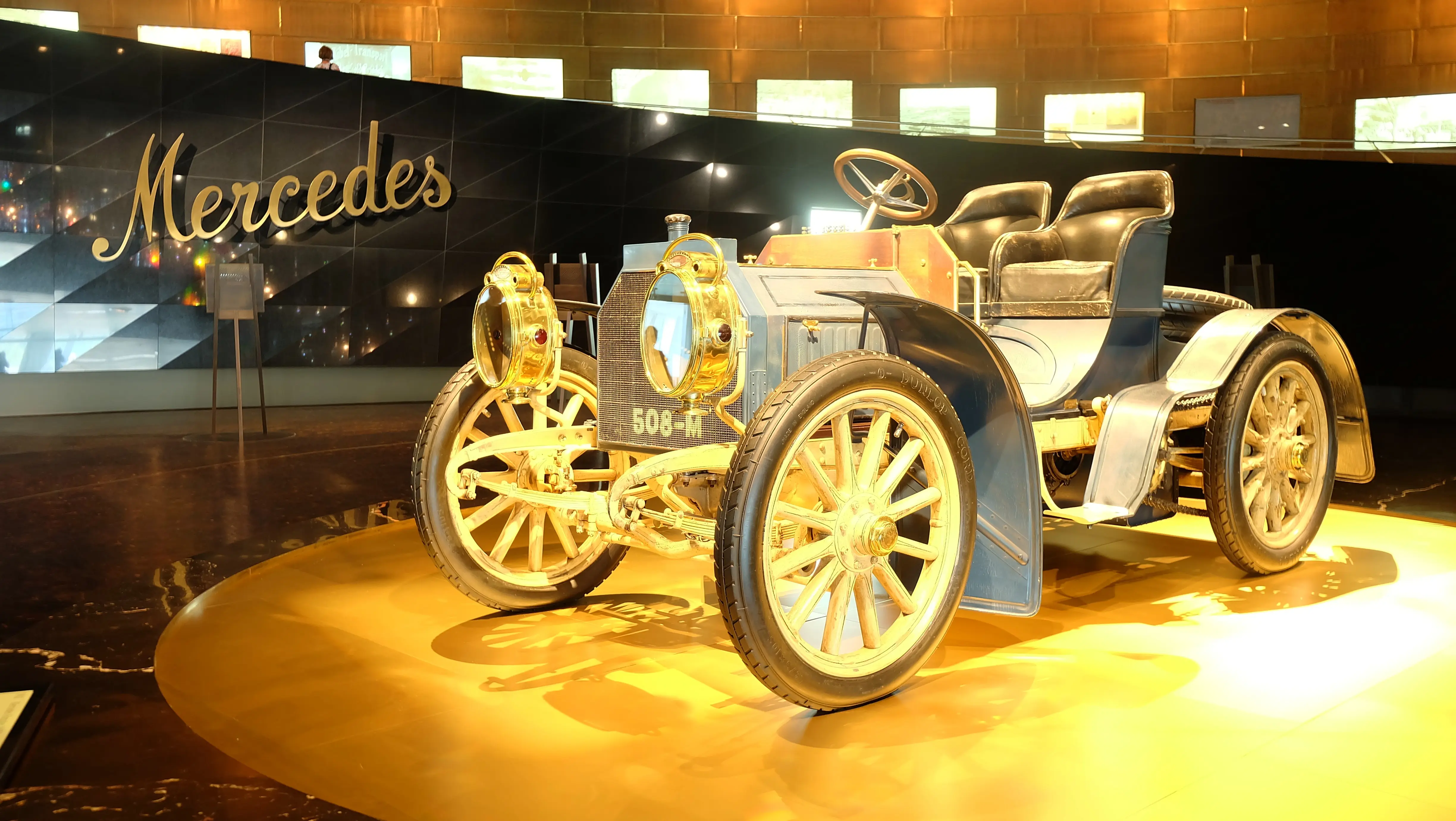 Mercedes Benz 508-M, dengan desain non-modern, dibuat pada 1902. Mesin mobil bisa memuntahkan tenaga yang cukup besar pada masanya, 40 Tk. (Foto: Rio/Liputan6).