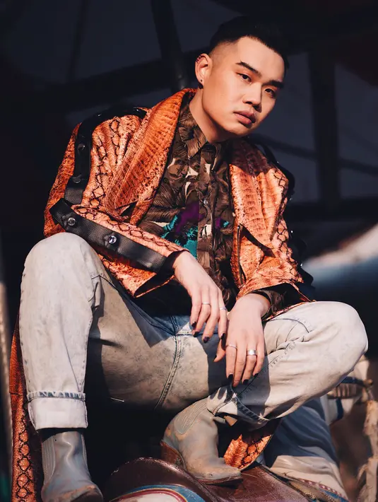 "Lagu Home berisi tentang menemukan keluargamu, menemukan tempat yang kamu sebut rumah. Bagiku itu adalah menemukan label rekaman, Feel Good Music. Di mana mereka menerimaku dan mereka menerima musikku," jelasnya. (Foto: instagram.com/marshallxyz)