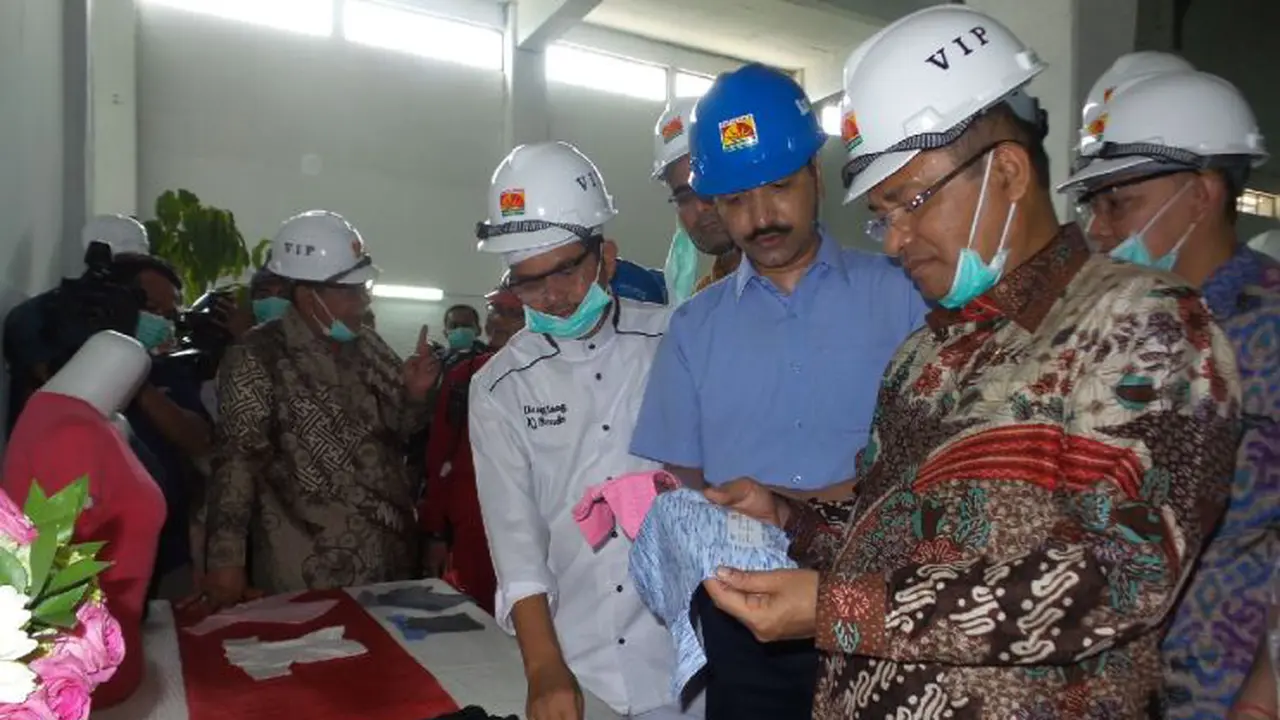 Menteri Perindustrian Saleh Husin mengamati produk kain dan pakaian berbahan baku rayon yang diproduksi PT Indo Bharat Rayon.