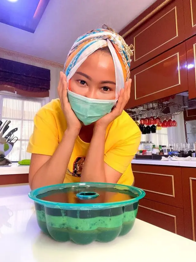6 Potret Inul Daratista Buat Berbagai Hidangan, Jago Masak Makanan Berat Sampai Kue