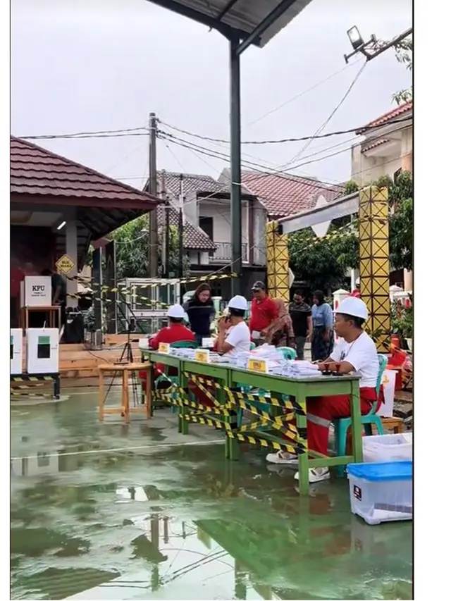 7 Potret Kostum Unik Anggota KPPS saat Bertugas, Kreatif Bikin Warga Terhibur