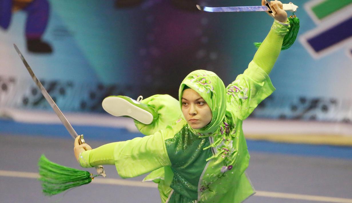 Atlet Wushu asal Turki, Elif Akyuz saat beraksi, pada Kejuaraan Dunia Wushu 2015 di Istora Senayan, Jakarta, Minggu(15/11/2015). (Bola.com/Nicklas Hanoatubun)