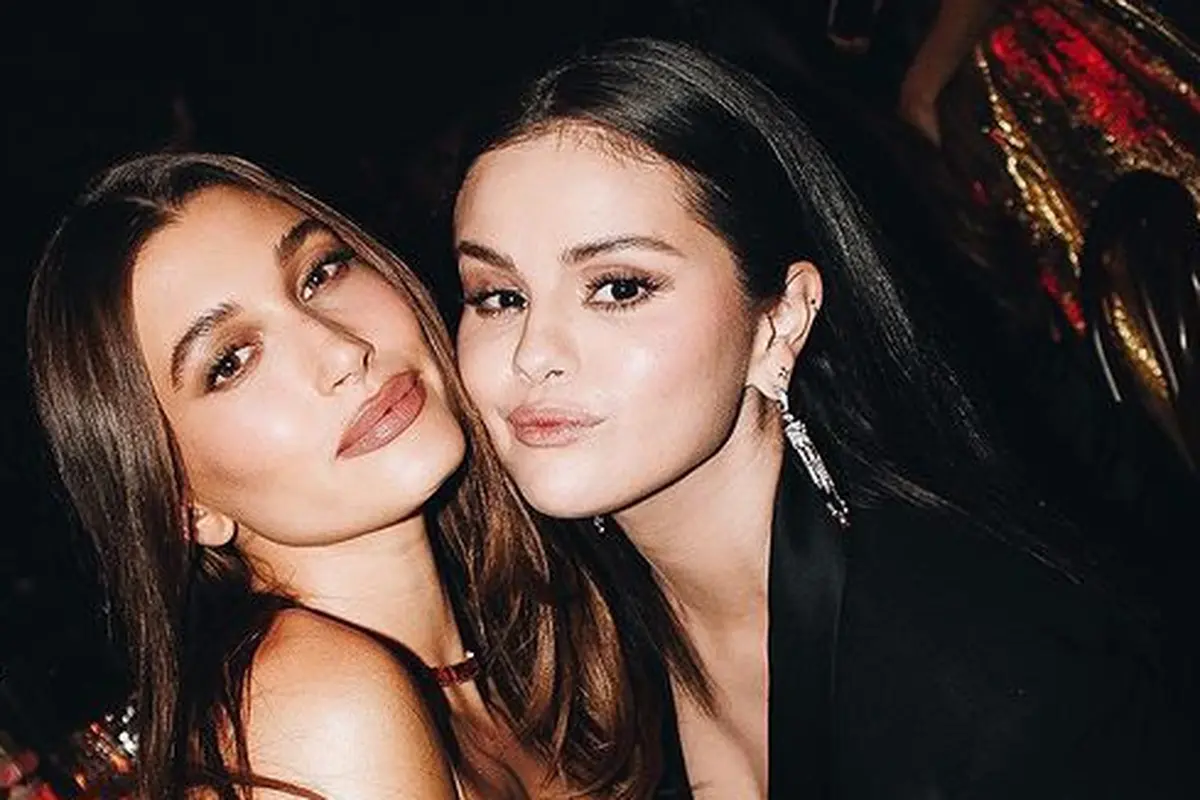 Berdamai, Hailey Bieber dan Selena Gomez Foto Bareng Sambil Tersenyum