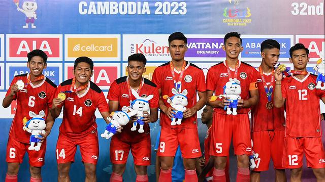 Foto: Membanggakan, Momen Timnas Indonesia U-22 Merayakan Medali Emas SEA Games 2023 di Podium
