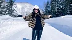 Berlibur ke daerah bersalju dengan udara yang dingin, Syahrini pun memilih untuk mengenakan mantel bulu yang tebal. Meski demikian, wanita kelahiran 1 Agustus 1982 ini tetap nampak stylish. (Liputan6.com/IG/princessyahrini)