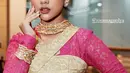 Dibantu oleh fashion stylist @rikkisi, Ziva Magnolya tampil menawan dalam balutan kebaya brokat fuschia yang dipadukan dengan dress songket nuansa emas. [@zivamagnolya]