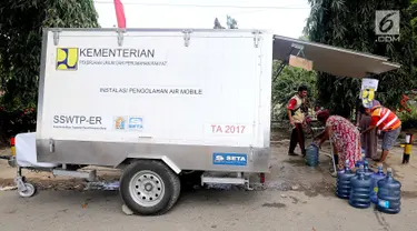 Sebuah mobil instalasi pengolahan air Kementerian PUPR mendistribusikan air untuk kebutuhan pengungsi korban gempa dan tsunami Palu di halaman kantor Wali Kota Palu, Sulawesi Tengah, Senin (8/10). (Liputan6.com/Fery Pradolo)