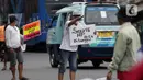 Penjual jasa perbaikan telepon genggam menawarkan jasa di pinggir jalan Mayjen Sutoyo depan Mall Pusat Grosir Cililitan (PGC), Jakarta, Rabu (14/7/2021). Kios yang biasa mereka tempati tutup seiring penutupan Mall PGC selama pemberlakuan PPKM Darurat Jawa-Bali. (Liputan6.com/Helmi Fithriansyah)