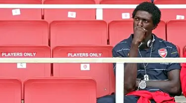 Arsenal&#039;s Emmanuel Adebayor sits on the bench before the game between Real Madrid and SV Hamburg during the Emirates Cup competition at the Emirates stadium in north London, on August 2, 2008. AFP PHOTO/CHRIS RATCLIFFE