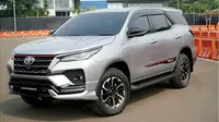 Toyota Fortuner 2020 diperkenalkan dengan gaya yang lebih gagah dengan sorot mata semakin tajam. (Oto.com)