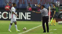 Pelatih Bali United, Widodo C Putro (kanan) memberi arahan pada pemainnya, Hasyim Kipuw dilanjutan Liga 1 Indonesia di Stadion Patriot Candrabhaga, Minggu (21/5). Laga kedua tim berakhir imbang 0-0. (Liputan6.com/Helmi Fithriansyah)