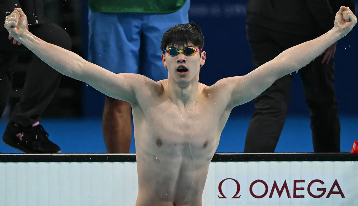 Pan Zhanle dari China bereaksi setelah memenangkan emas dan memecahkan rekor dunia di final renang gaya bebas 100 meter putra dalam Olimpiade Paris 2024 di Paris La Defense Arena di Nanterre, sebelah barat Paris, pada 31 Juli 2024. Pan Zhanle mencatat waktu 46,40 detik untuk merebut medali emas sekaligus memecahkan rekor dunia baru atas namanya sendiri 46,80 detik. (Jonathan NACKSTRAND/AFP)