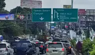 Ruas jalan Tol Jagorawi dan arteri mengarah Puncak, Kabupaten Bogor masih dipadati kendaraan wisatawan di hari keempat libur lebaran Idul Fitri.