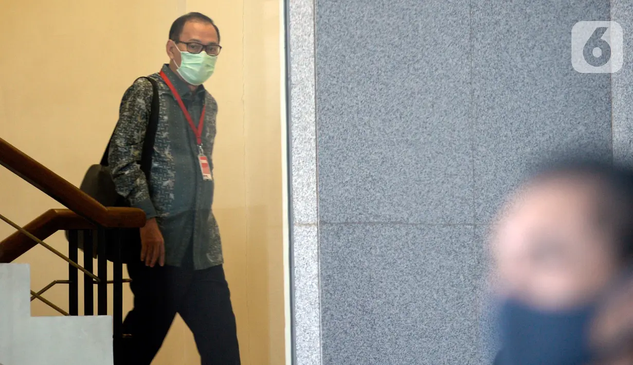 Mantan Menteri Keuangan Agus Martowardojo bersiap menjalani pemeriksaan di gedung KPK, Jakarta, Kamis (25/6/2020). Agus diperiksa sebagai saksi untuk Direktur Utama PT Sandipala Arthaputra, Paulus Tannos dalam kasus dugaan dalam kasus dugaan korupsi proyek KTP Elektronik. (merdeka.com/Dwi Narwoko)