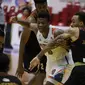 Bintang Pelita Jaya, Wayne Bradford (baju putih), berduel dengan pemain Hang Tuah, Gary Jacobs pada seri keempat IBL 2018-2019 di GOR Sritex Arena, Solo, Kamis (10/1/2019). (Media IBL)