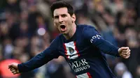 Lionel Messi tampil sebagai pahlawan Paris Saint-Germain (PSG) saat mengalahkan Lille 4-3 dalam laga pekan ke-24 Ligue-1 2022/2023, Minggu (19/2/2023) malam WIB. Di samping jadi gol penentu kemenangan, gol yang dilesakkan lewat eksekusi tendangan bebas dari luar kotak penalti tersebut juga mampu menorehkan beberapa rekor individu bagi La Pulga. (AFP/Anne-Christine Poujoulat)