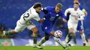 Pemain Chelsea, Tino Anjorin, berebut bola dengan pemain  Krasnodar pada laga Liga Champions di Stadion Stamford Bridge, Rabu (9/12/2020). Kedua tim bermain imbang 1-1. (AP Photo/Kirsty Wigglesworth, Pool)