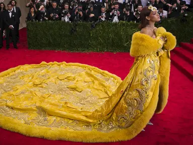 Rihanna berhasil menarik perhatian dengan tampil dalam balutan gaun panjang berwarna kuning mencolok dalam ajang Met Gala 2015 yang digelar di Metropolitan Museum of Art's Costume Institute, New York City, Senin (4/5). (REUTERS/Lucas Jackson) 