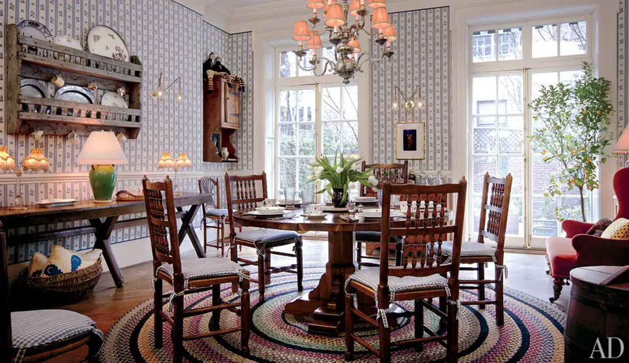 Upper East Side, Manhattan - Dekorasi ruang makan Woody Allen sarat akan kombinasi kesan elegan dari Amerika dan gaya rumah pedesaan ala Inggris. Tampilan semakin menawan dengan kehadiran sebuah chandelier dari 145 Antiques.(architecturaldigest.com)