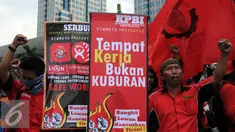 Buruh yang tergabung Konfederasi Persatuan Buruh Indonesia aksi keprihatinan di Bundaran Patung Kuda, Jakarta, Kamis (28/4/2016). Dalam aksinya, mereka menyerukan pemerintah seriusmenurunkan angka kecelakaan kerja. (Liputan6.com/Helmi Fithriansyah)