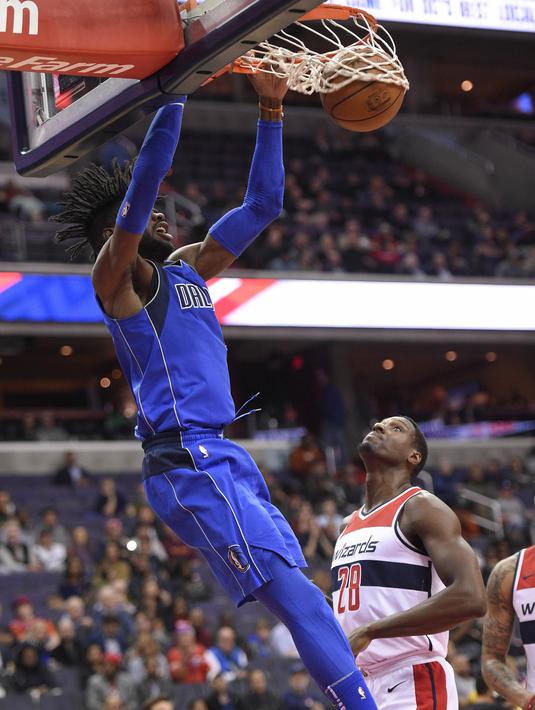 Pebasket Dallas Mavericks, Nerlens Noeli, melakukan dunk saat pertandingan melawan Washington Wizards, pada laga NBA di Capital One Arena, Selasa (7/11/2017). Mavericks menang 113-99 atas Wizards. (AP/Nick Wass)