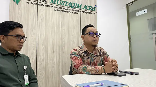 Direktur Operasional BPRS Mustaqim, Syahrul Effendi menjelaskan mengenai pembiayaan kepada petani nilam. (Liputan6.com/Christian)