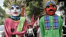 Sejumlah wanita membawa bendera saat memeriahkan arak-arakan PDIP menuju Kantor KPU, Jakarta, Selasa (17/7). Kedatangan anggota PDIP untuk mendaftarkan bakal caleg di KPU diiringi pawai bendera, ondel-ondel, musik. (Merdeka.com/Iqbal S. Nugroho)