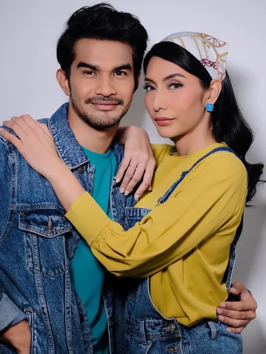 Aktris sekaligus model ini pun sering mengenakan berbagai macam model bandana. Kali ini, ia tampil dengan scarf bandana. Penampilannya pun tampak serasi dengan Tengku Tezi. (Liputan6.com/IG/@tyasmirasih)