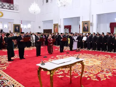 Presiden Joko Widodo (kanan) memimpin upacara pelantikan pimpinan KPK periode 2019-2023 di Istana Negara, Jakarta, Jumat (20/12/2019). Komjen Firli Bahuri sebagai Ketua KPK, Alexander Marwata, Lili Pintauli Siregar, Nurul Ghufron, dan Nawawi Pomolango sebagai wakil Ketua. (Foto: Biro Pers Setpres)