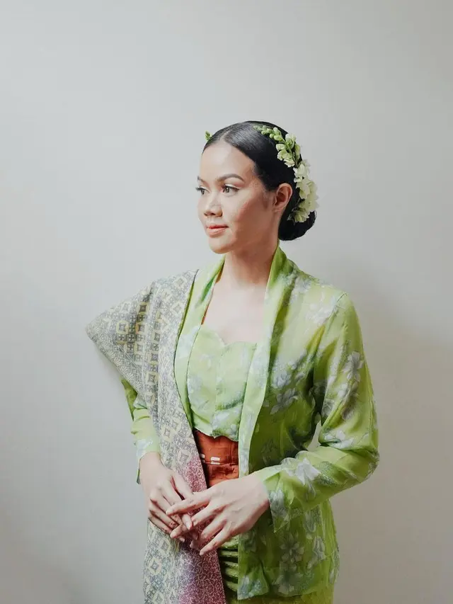 Pesona 11 Artis Pakai Kebaya dan Kain Batik di Hari Kartini, Maudy Ayunda-Tara Basro