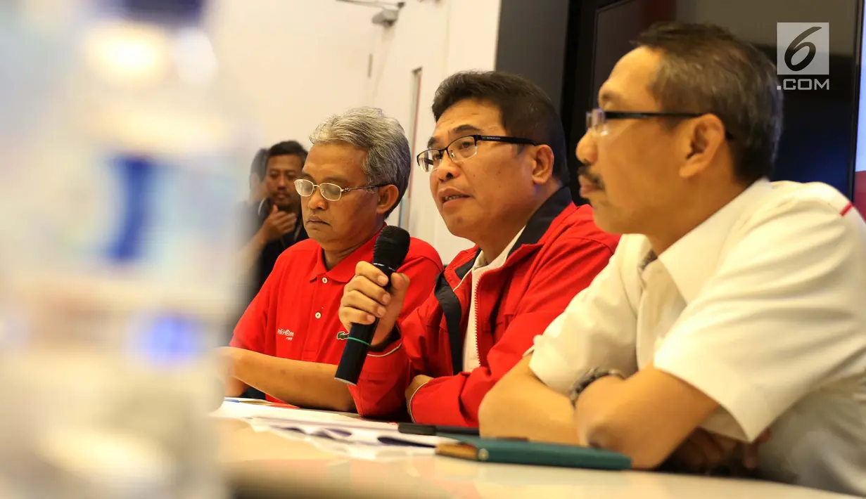 Dirut Telkom Indonesia Alex J. Sinaga (tengah) memberi keterangan terkait Satelit Telkom 1 di Jakarta, Senin (29/8). Gangguan Satelit Telkom 1 mempengaruhi kinerja layanan komunikasi ke konsumen, termasuk ATM dan siaran TV. (Liputan6.com/Angga Yuniar)
