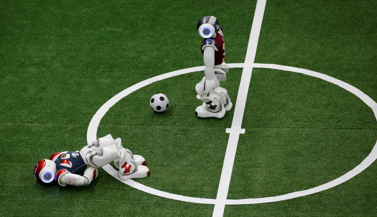 Pemain sepak bola robot dari tim SJTUmencoba berdiri saat berkompetisi melawan tim SPQR dalam pertandingan RoboCup Asia-Pacific Tianjin Invitational Tournament 2019 di Tianjin, China, Jumat (17/5/2019). (REUTERS/Jason Lee)