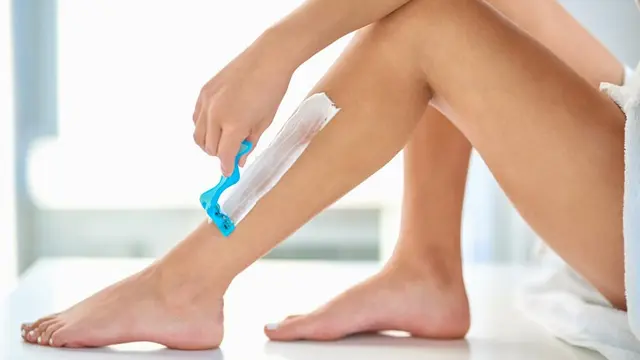 Seorang perempuan mencukur bulu kakinya (Foto Dok: Freepik/ The Yuri Arcurs Collection)