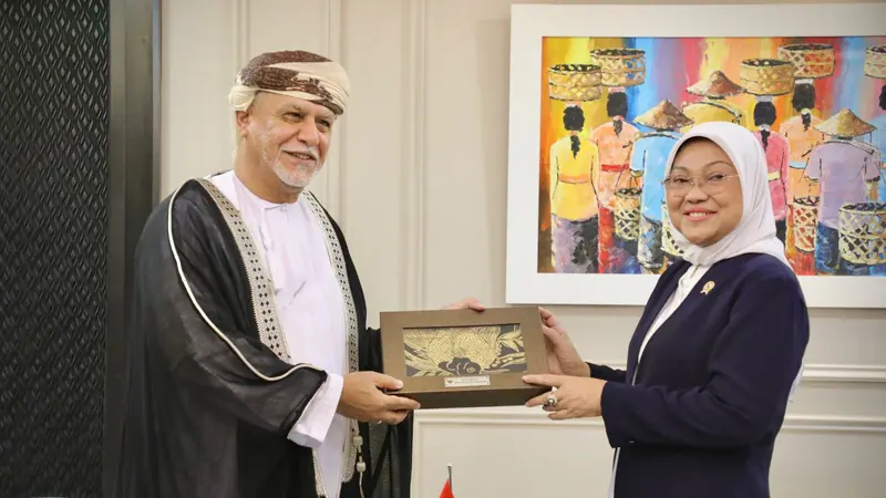 Pertemuan bilateral antara Menteri Ketenagakerjaan, Ida Fauziyah, dengan Kepala Departemen Hukum Kementerian Luar Negeri Oman, Sulaiman Bin Saud Aljabri, di Kantor Kementerian Ketenagakerjaan, Jakarta, Senin (11/9/2023). (Dok Kemnaker)