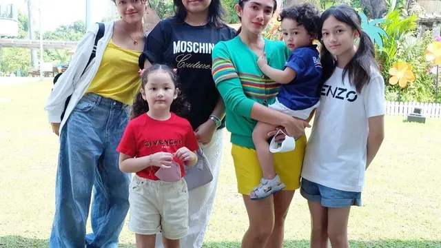 Potret Ussy Sulistiawaty bersama kelima anaknya. (Foto: Instagram/ussypratama)