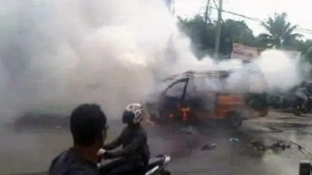 Angkot Penuh Penumpang Terbakar, 5 Orang Luka Parah
