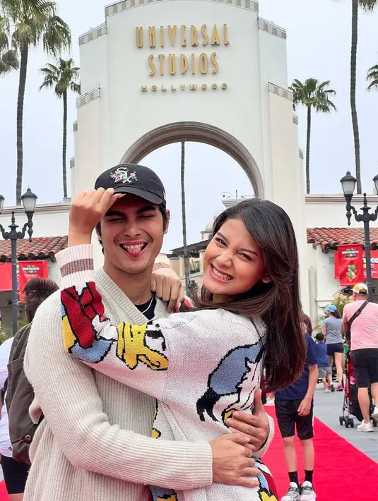 Seru berada di Amerika Serikat, pasangan kekasih ini banyak abadikan momen bersama saat jalan-jalan bareng. Tidak lupa momen seru saat mengunjungi Universal Studio pun banyak diabadikan dalam media sosial Instagram masing-masing. (Liputan6.com/IG/cinta_brian)