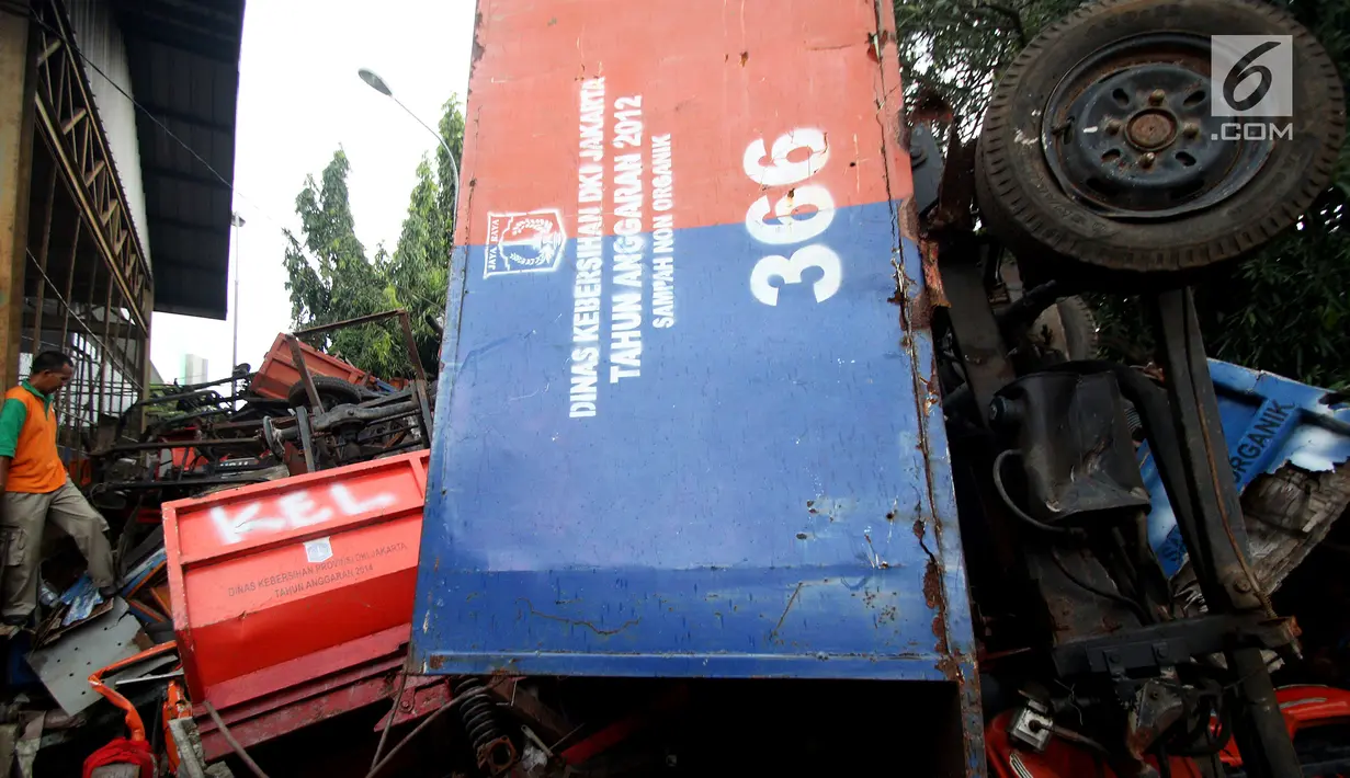 Penampakan bangkai armada truk sampah di Kantor Suku Dinas Lingkungan Hidup, Jakarta Barat, Selasa (27/3). Truk-truk tersebut menunggu antrean lelang yang sudah dilaporkan sejak Desember 2017. (Liputan6.com/JohanTallo)