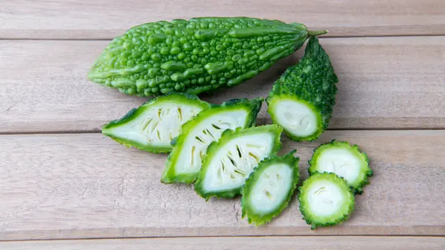 Si Pahit yang Kaya Khasiat, Berikut 5 Manfaat Mengejutkan Pare untuk Kecantikan