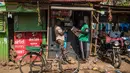 (10/8). Warga Kenya tengah menunggu hasil pemilihan presidennya, antara Uhuru Kenyatta dan pesaingnya, Raila Odinga. (AFP Photo/Marco Longari) 