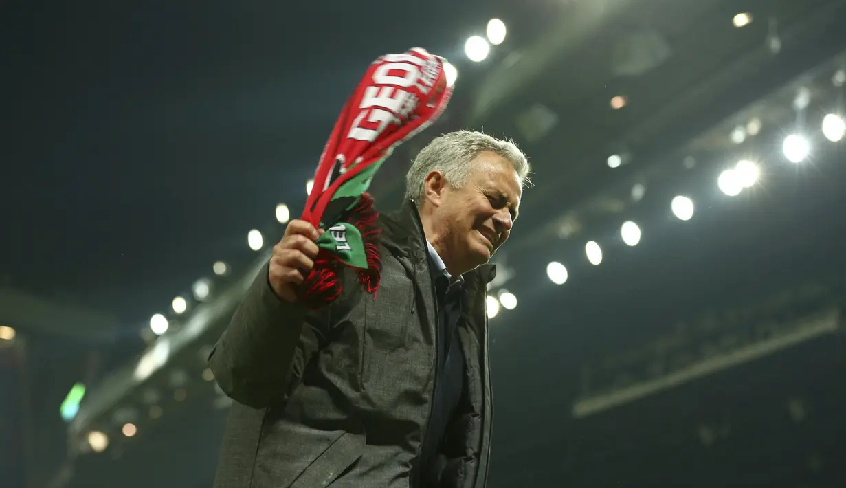 Ekspresi kegembiraan pelatih Manchester United, Jose Mourinho usai timnya memastikan lolos ke final Liga Europa di Old Trafford, Manchester (11/5/2017). Manchester United menang agregat 2-1. (AP/Dave Thompson)