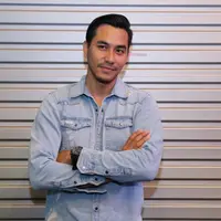 Darius Sinathrya bermain di film Asih bersama Citra Kirana. (Adrian Putra/Fimela.com)