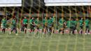 Para pemain Timnas U-19 saat melakukan pemanasan di Stadion Atang Sutresna Kopasus, Cijantung, Kamis (06/04/2017). Latihan ini bagian dari seleksi tim persiapan Piala AFF U-18 di Myanmar. (Bola.com/Nicklas Hanoatubun)