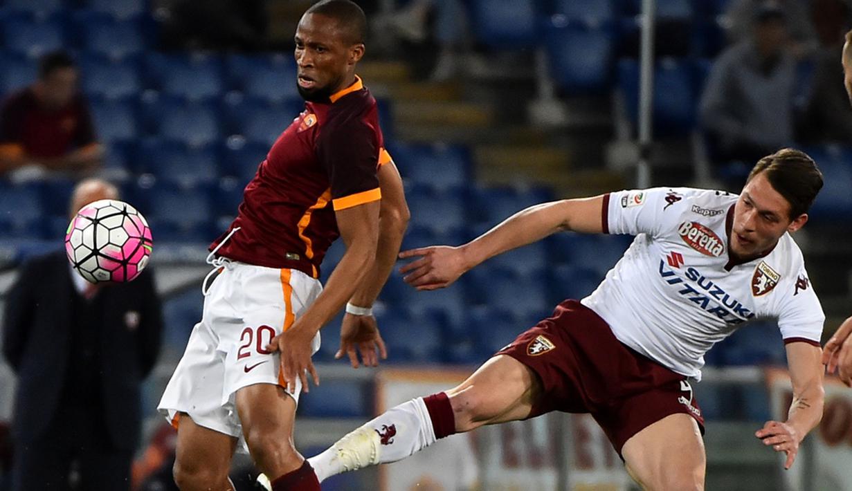 Pemain AS Roma, Seydou Keita (kiri), berebut bola dengan pemain Torino, Andrea Belotti, pada pertandingan Serie A di Stadion Olimpico, Roma, Kamis (21/4/2016) dini hari WIB. (AFP/Gabriel Bouys)